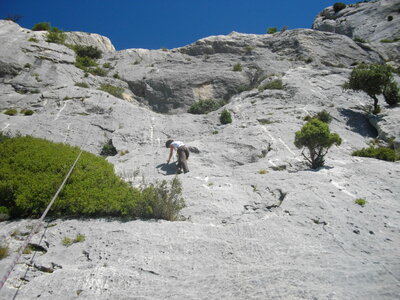 DEUX-AIGUILLES (ESCALADE) 28 08 14 : Voies : Tranquillité Assurée, Les Gémeaux, Doux Gâtés, Illuminatons, Je l'avais bien dit, Les Quatre Quarts (1ère longueur). Météo : beau temps chaud. Participants : Armelle, Denis, Jean-Pierre et Marcel., Armelle dans Illuminations