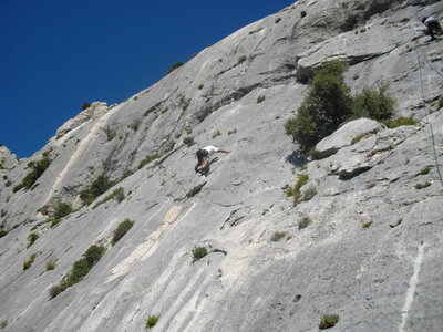 DEUX-AIGUILLES (ESCALADE) 28 08 14 : Voies : Tranquillité Assurée, Les Gémeaux, Doux Gâtés, Illuminatons, Je l'avais bien dit, Les Quatre Quarts (1ère longueur). Météo : beau temps chaud. Participants : Armelle, Denis, Jean-Pierre et Marcel., Denis dans la 1ère longueur (exposée) des Quatre-Quarts