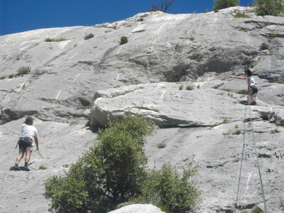 DEUX-AIGUILLES (ESCALADE) 28 08 14 : Voies : Tranquillité Assurée, Les Gémeaux, Doux Gâtés, Illuminatons, Je l'avais bien dit, Les Quatre Quarts (1ère longueur). Météo : beau temps chaud. Participants : Armelle, Denis, Jean-Pierre et Marcel., Discussion tactique entre Armelle et Denis... 