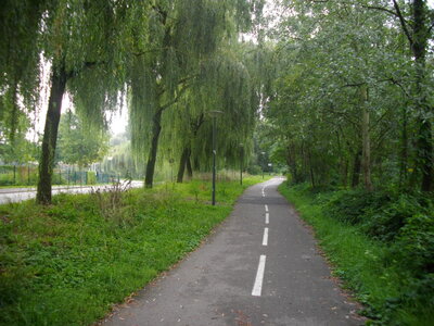 DE BISCHHEIM A KEHL 30 08 14 ; randonnée VTT : 34.4 km, 3 h 02 à 11.3 km/h de moyenne, 126 m de dénivelltion positive cumulée, parcours facile. Météo : Nuageux à couvert, quelques gouttes de pluie. Participant : Marcel , Vers le Jardin des Deux Rives 