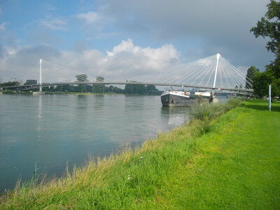 DE BISCHHEIM A KEHL 30 08 14 ; randonnée VTT : 34.4 km, 3 h 02 à 11.3 km/h de moyenne, 126 m de dénivelltion positive cumulée, parcours facile. Météo : Nuageux à couvert, quelques gouttes de pluie. Participant : Marcel , Der Rhein près de Kehl (Allemagne)
