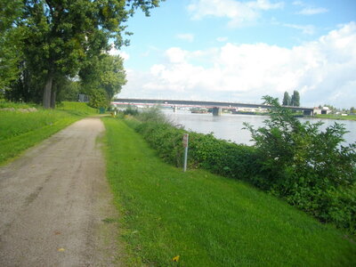 DE BISCHHEIM A KEHL 30 08 14 ; randonnée VTT : 34.4 km, 3 h 02 à 11.3 km/h de moyenne, 126 m de dénivelltion positive cumulée, parcours facile. Météo : Nuageux à couvert, quelques gouttes de pluie. Participant : Marcel , Retour rive gauche du Rhin, côté français
