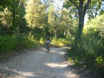 TOUR DE COSTE EYGUIERES 02 09 14 (Randonnée VTT, Contreforts du Lubéron) : 20.1 km, 1 h 59 à 10.1 km/h de moyenne, 390 m de dénivellation positive cumulée, parcours peu difficile. Météo : grand beau temps. Participants : Odette et Marcel., Montée vers l'Hubac