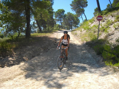 TOUR DE COSTE EYGUIERES 02 09 14 (Randonnée VTT, Contreforts du Lubéron) : 20.1 km, 1 h 59 à 10.1 km/h de moyenne, 390 m de dénivellation positive cumulée, parcours peu difficile. Météo : grand beau temps. Participants : Odette et Marcel., Arrivée à la Tuilière