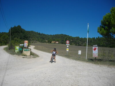 TOUR DE COSTE EYGUIERES 02 09 14 (Randonnée VTT, Contreforts du Lubéron) : 20.1 km, 1 h 59 à 10.1 km/h de moyenne, 390 m de dénivellation positive cumulée, parcours peu difficile. Météo : grand beau temps. Participants : Odette et Marcel., Retour à l'entrée de Villelaure
