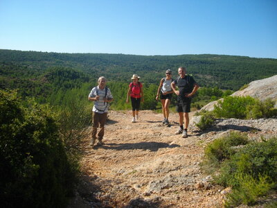 PAS DU CLAPIER - PAS DE L'ESCALETTE 04 09 14 (Randonnée pédestre, Sainte-Victoire) : 9.18 km, 4 h 30, 680 m de dénivellation positive cumulée ; P2, T2 (passages ponctuels). Météo : Grand beau temps. Participants : Hélène, Odette, Alain, Jean-Paul et Marcel., Montée vers le tracé brun