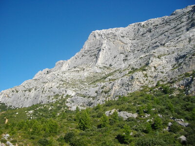 PAS DU CLAPIER - PAS DE L'ESCALETTE 04 09 14 (Randonnée pédestre, Sainte-Victoire) : 9.18 km, 4 h 30, 680 m de dénivellation positive cumulée ; P2, T2 (passages ponctuels). Météo : Grand beau temps. Participants : Hélène, Odette, Alain, Jean-Paul et Marcel., Sainte-Victoire, vue de la grotte sous la Marbrière
