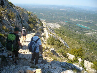 PAS DU CLAPIER - PAS DE L'ESCALETTE 04 09 14 (Randonnée pédestre, Sainte-Victoire) : 9.18 km, 4 h 30, 680 m de dénivellation positive cumulée ; P2, T2 (passages ponctuels). Météo : Grand beau temps. Participants : Hélène, Odette, Alain, Jean-Paul et Marcel., Descente vers le Prieuré