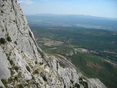 PAS DU CLAPIER - PAS DE L'ESCALETTE 04 09 14 (Randonnée pédestre, Sainte-Victoire) : 9.18 km, 4 h 30, 680 m de dénivellation positive cumulée ; P2, T2 (passages ponctuels). Météo : Grand beau temps. Participants : Hélène, Odette, Alain, Jean-Paul et Marcel., Vue vers le sud-est depuis la Brèche des Moines