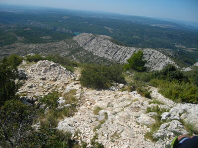 PAS DU CLAPIER - PAS DE L'ESCALETTE 04 09 14 (Randonnée pédestre, Sainte-Victoire) : 9.18 km, 4 h 30, 680 m de dénivellation positive cumulée ; P2, T2 (passages ponctuels). Météo : Grand beau temps. Participants : Hélène, Odette, Alain, Jean-Paul et Marcel., Les crêtes vers l'ouest, depuis le Prieuré