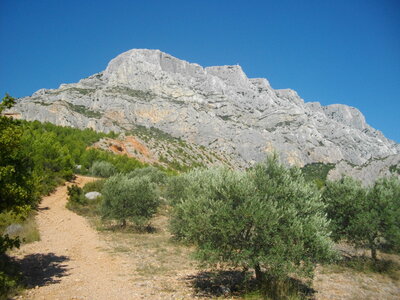 PAS DU CLAPIER - PAS DE L'ESCALETTE 04 09 14 (Randonnée pédestre, Sainte-Victoire) : 9.18 km, 4 h 30, 680 m de dénivellation positive cumulée ; P2, T2 (passages ponctuels). Météo : Grand beau temps. Participants : Hélène, Odette, Alain, Jean-Paul et Marcel., La Sainte depuis l'oliveraie du Plan d'En Chois