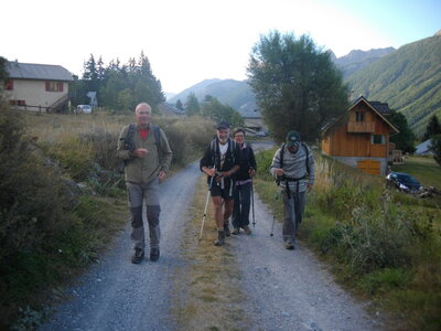 TÊTE DE LA COURBE (3089 m, Ubaye). Randonnée en montagne : 11.2 km, 5 h 45, env. 1400 m de dénivellation positive cumulée, P3, T1 (courts passages T2 sous le sommet. Météo : beau à nuageux. Participants : Nicole, Alain, Jean-Pierre, Robert et Marcel., Départ de Saint-Ours, 8 h 15.