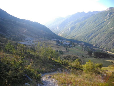 TÊTE DE LA COURBE (3089 m, Ubaye). Randonnée en montagne : 11.2 km, 5 h 45, env. 1400 m de dénivellation positive cumulée, P3, T1 (courts passages T2 sous le sommet. Météo : beau à nuageux. Participants : Nicole, Alain, Jean-Pierre, Robert et Marcel., Vue sur Saint-Ours