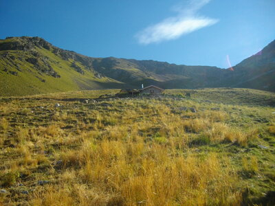 TÊTE DE LA COURBE (3089 m, Ubaye). Randonnée en montagne : 11.2 km, 5 h 45, env. 1400 m de dénivellation positive cumulée, P3, T1 (courts passages T2 sous le sommet. Météo : beau à nuageux. Participants : Nicole, Alain, Jean-Pierre, Robert et Marcel., La cabane du berger