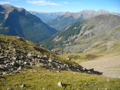 TÊTE DE LA COURBE (3089 m, Ubaye). Randonnée en montagne : 11.2 km, 5 h 45, env. 1400 m de dénivellation positive cumulée, P3, T1 (courts passages T2 sous le sommet. Météo : beau à nuageux. Participants : Nicole, Alain, Jean-Pierre, Robert et Marcel., Arrivée au replat avant les grands éboulis sous la Tête de la Courbe