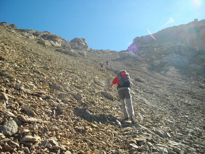 TÊTE DE LA COURBE (3089 m, Ubaye). Randonnée en montagne : 11.2 km, 5 h 45, env. 1400 m de dénivellation positive cumulée, P3, T1 (courts passages T2 sous le sommet. Météo : beau à nuageux. Participants : Nicole, Alain, Jean-Pierre, Robert et Marcel., Dans les raides éboulis sous le collet