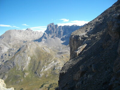 TÊTE DE LA COURBE (3089 m, Ubaye). Randonnée en montagne : 11.2 km, 5 h 45, env. 1400 m de dénivellation positive cumulée, P3, T1 (courts passages T2 sous le sommet. Météo : beau à nuageux. Participants : Nicole, Alain, Jean-Pierre, Robert et Marcel., Vers le Chambeyron depuis le collet, cote 2850