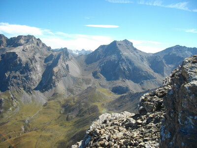 TÊTE DE LA COURBE (3089 m, Ubaye). Randonnée en montagne : 11.2 km, 5 h 45, env. 1400 m de dénivellation positive cumulée, P3, T1 (courts passages T2 sous le sommet. Météo : beau à nuageux. Participants : Nicole, Alain, Jean-Pierre, Robert et Marcel., Vue depuis l'arête nord-ouest de la Tête de la Courbe