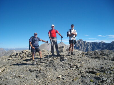 TÊTE DE LA COURBE (3089 m, Ubaye). Randonnée en montagne : 11.2 km, 5 h 45, env. 1400 m de dénivellation positive cumulée, P3, T1 (courts passages T2 sous le sommet. Météo : beau à nuageux. Participants : Nicole, Alain, Jean-Pierre, Robert et Marcel., Sommet de la Tête de la Courbe, 3089 m