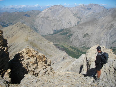 TÊTE DE LA COURBE (3089 m, Ubaye). Randonnée en montagne : 11.2 km, 5 h 45, env. 1400 m de dénivellation positive cumulée, P3, T1 (courts passages T2 sous le sommet. Météo : beau à nuageux. Participants : Nicole, Alain, Jean-Pierre, Robert et Marcel., Début de la descente