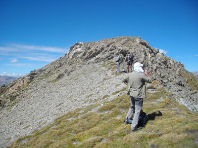 TÊTE DE LA COURBE (3089 m, Ubaye). Randonnée en montagne : 11.2 km, 5 h 45, env. 1400 m de dénivellation positive cumulée, P3, T1 (courts passages T2 sous le sommet. Météo : beau à nuageux. Participants : Nicole, Alain, Jean-Pierre, Robert et Marcel., Sur la crête