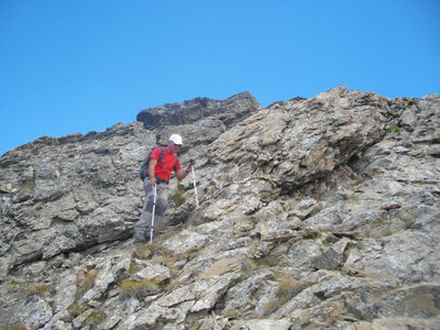 TÊTE DE LA COURBE (3089 m, Ubaye). Randonnée en montagne : 11.2 km, 5 h 45, env. 1400 m de dénivellation positive cumulée, P3, T1 (courts passages T2 sous le sommet. Météo : beau à nuageux. Participants : Nicole, Alain, Jean-Pierre, Robert et Marcel., Descente de l'Eyssilloun