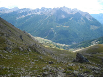 TÊTE DE LA COURBE (3089 m, Ubaye). Randonnée en montagne : 11.2 km, 5 h 45, env. 1400 m de dénivellation positive cumulée, P3, T1 (courts passages T2 sous le sommet. Météo : beau à nuageux. Participants : Nicole, Alain, Jean-Pierre, Robert et Marcel., Début de la descente vers Saint-Ours depuis les abords du col de Mirandol