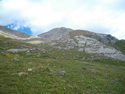 TÊTE DE LA COURBE (3089 m, Ubaye). Randonnée en montagne : 11.2 km, 5 h 45, env. 1400 m de dénivellation positive cumulée, P3, T1 (courts passages T2 sous le sommet. Météo : beau à nuageux. Participants : Nicole, Alain, Jean-Pierre, Robert et Marcel., La Tête de la Courbe, au centre, depuis les hauteurs de Saint-Ours