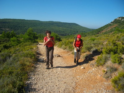 SENTIER DES CANTILENES - PAS DU CHAT (Randonnée sportive, Sainte-Victoire) : 4.71 km, 3 h, 600 mp de dénivellation positive cumulée, P2, T2/T3. Météo : grand beau temps chaud. Participants : Armelle, Colette, Alain et Marcel., Départ des Deux-Aiguilles