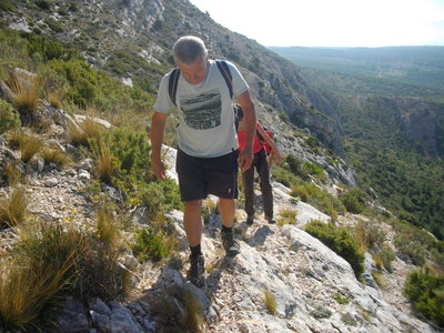 SENTIER DES CANTILENES - PAS DU CHAT (Randonnée sportive, Sainte-Victoire) : 4.71 km, 3 h, 600 mp de dénivellation positive cumulée, P2, T2/T3. Météo : grand beau temps chaud. Participants : Armelle, Colette, Alain et Marcel., Début du tracé noir de Saint-Antonin
