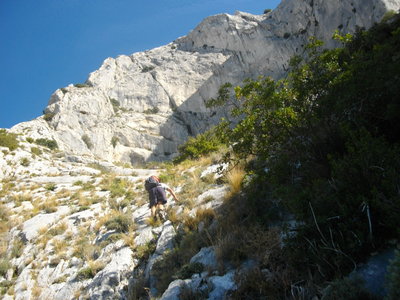 SENTIER DES CANTILENES - PAS DU CHAT (Randonnée sportive, Sainte-Victoire) : 4.71 km, 3 h, 600 mp de dénivellation positive cumulée, P2, T2/T3. Météo : grand beau temps chaud. Participants : Armelle, Colette, Alain et Marcel., On quitte le tracé noir pour monter directement vers le Sentier des Cantilènes