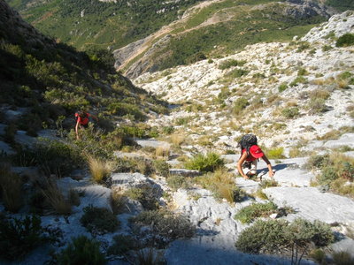 SENTIER DES CANTILENES - PAS DU CHAT (Randonnée sportive, Sainte-Victoire) : 4.71 km, 3 h, 600 mp de dénivellation positive cumulée, P2, T2/T3. Météo : grand beau temps chaud. Participants : Armelle, Colette, Alain et Marcel., Les pentes sont raides....