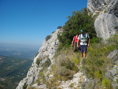 SENTIER DES CANTILENES - PAS DU CHAT (Randonnée sportive, Sainte-Victoire) : 4.71 km, 3 h, 600 mp de dénivellation positive cumulée, P2, T2/T3. Météo : grand beau temps chaud. Participants : Armelle, Colette, Alain et Marcel., Début du Sentier des Cantilènes