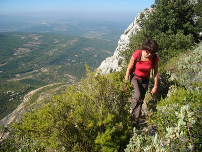 SENTIER DES CANTILENES - PAS DU CHAT (Randonnée sportive, Sainte-Victoire) : 4.71 km, 3 h, 600 mp de dénivellation positive cumulée, P2, T2/T3. Météo : grand beau temps chaud. Participants : Armelle, Colette, Alain et Marcel., Vers l'extrémité du Sentier des Cantilènes