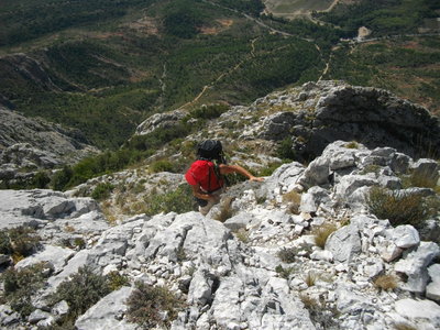 SENTIER DES CANTILENES - PAS DU CHAT (Randonnée sportive, Sainte-Victoire) : 4.71 km, 3 h, 600 mp de dénivellation positive cumulée, P2, T2/T3. Météo : grand beau temps chaud. Participants : Armelle, Colette, Alain et Marcel., IMGP8355