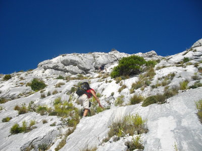 SENTIER DES CANTILENES - PAS DU CHAT (Randonnée sportive, Sainte-Victoire) : 4.71 km, 3 h, 600 mp de dénivellation positive cumulée, P2, T2/T3. Météo : grand beau temps chaud. Participants : Armelle, Colette, Alain et Marcel., Début des dalles de sortie, au-dessus du Sentier des Cantilènes