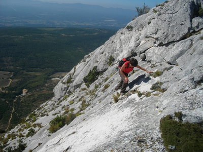 SENTIER DES CANTILENES - PAS DU CHAT (Randonnée sportive, Sainte-Victoire) : 4.71 km, 3 h, 600 mp de dénivellation positive cumulée, P2, T2/T3. Météo : grand beau temps chaud. Participants : Armelle, Colette, Alain et Marcel., Dalles de sortie sur la crête