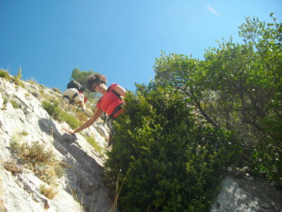 SENTIER DES CANTILENES - PAS DU CHAT (Randonnée sportive, Sainte-Victoire) : 4.71 km, 3 h, 600 mp de dénivellation positive cumulée, P2, T2/T3. Météo : grand beau temps chaud. Participants : Armelle, Colette, Alain et Marcel., Début de la descente du Pas du Chat