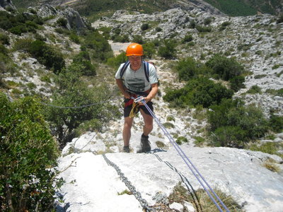 SENTIER DES CANTILENES - PAS DU CHAT (Randonnée sportive, Sainte-Victoire) : 4.71 km, 3 h, 600 mp de dénivellation positive cumulée, P2, T2/T3. Météo : grand beau temps chaud. Participants : Armelle, Colette, Alain et Marcel., Alain dans le Pas du Chat