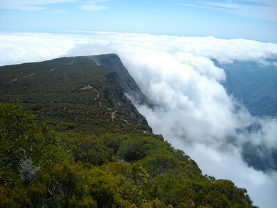 GRAND BENARE 19 09 2014 (Randonnée en montagne, île de la Réunion) : 16.2 km, 5 h, 765 m de dénivellation positive cumulée, P1/P2, T1. Météo : brumeux à nuageux. Participants : Charles et Marcel , Le Grand Bord surplombant le cirque de Mafate à droite