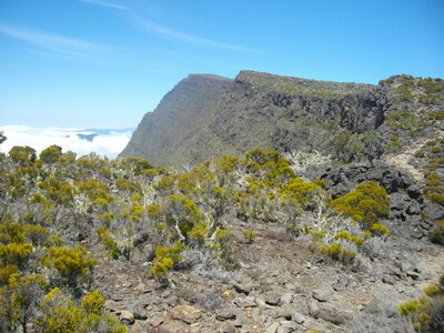 GRAND BENARE 19 09 2014 (Randonnée en montagne, île de la Réunion) : 16.2 km, 5 h, 765 m de dénivellation positive cumulée, P1/P2, T1. Météo : brumeux à nuageux. Participants : Charles et Marcel , Le sommet est en vue