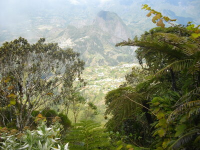 PITON PLAINE DES FOUGERES (Randonnée pédestre, île de la Réunion) : 10.7 km, 3 h 45, 630 m de dénivellation positive cumulée, P1, T1. Météo : nuageux, puis brouillard. Participants : Charles et Marcel., Au-dessus du cirque de Salazie