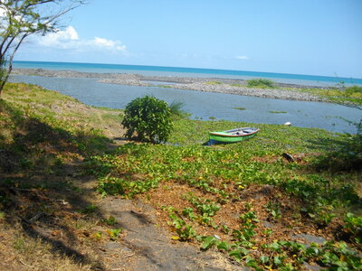 TOUR DES ROCHES ET DE L'ETANG 23 09 14 (Randonnée VTT, île de la Réunion) : 28.6 km, 2 h 27 à 11.7 km/h de moyenne, 423 m de dénivellation positive cumulée, parcours peu difficile. Météo : nuageux. Participant : Marcel. , Entre l'Etang et l'océan.