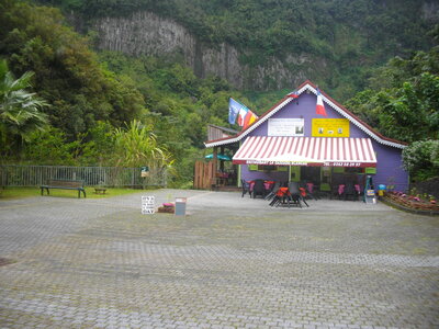 CASCADE BLANCHE 11 10 14 (Saint-André, Ile de la Réunion), Le restaurant de la Cascade Blanche, point de départ du sentier