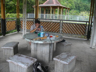CASCADE BLANCHE 11 10 14 (Saint-André, Ile de la Réunion), Casse-croûte dans un kiosque, lieu de pique-nique très répandu à la Réunion