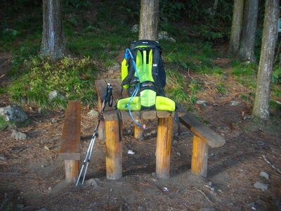 TOUR DU PITON DES NEIGES, 1ère ETAPE : HELL-BOURG (Cirque de salazie) - LA ROCHE MERVEILLEUSE (Cirque de Cilaos) Ile de la Réunion ; 6 h 30 de marche, 1505 m  , 1065 m - ; P3, T1.Météo :nuageux, passages de brouillard. Participant : Marcel, Arrivée au Bloc après une longue et éprouvante descente de 1200 m