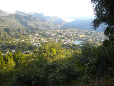 TOUR DU PITON DES NEIGES, 1ère ETAPE : HELL-BOURG (Cirque de salazie) - LA ROCHE MERVEILLEUSE (Cirque de Cilaos) Ile de la Réunion ; 6 h 30 de marche, 1505 m  , 1065 m - ; P3, T1.Météo :nuageux, passages de brouillard. Participant : Marcel, Cilaos depuis la remontée finale vers la Roche Merveilleuse