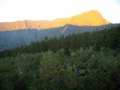 TOUR DU PITON DES NEIGES, 2ème ETAPE : LA ROCHE MERVEILLEUSE (Cilaos) - MARLA (Mafate) : 5 h 30 de marche, 1055 m  , 860 m - ; P3, T1 (très court passage T2). Météo : beau temps. Participant : Marcel., Lever de soleil sur le Grand Bénare depuis le belvédère de la Roche Merveilleuse.