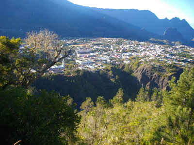 TOUR DU PITON DES NEIGES, 2ème ETAPE : LA ROCHE MERVEILLEUSE (Cilaos) - MARLA (Mafate) : 5 h 30 de marche, 1055 m  , 860 m - ; P3, T1 (très court passage T2). Météo : beau temps. Participant : Marcel., Cilaos, en montant vers le Taïbit