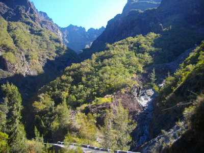TOUR DU PITON DES NEIGES, 2ème ETAPE : LA ROCHE MERVEILLEUSE (Cilaos) - MARLA (Mafate) : 5 h 30 de marche, 1055 m  , 860 m - ; P3, T1 (très court passage T2). Météo : beau temps. Participant : Marcel., Vue depuis Bras Rouge